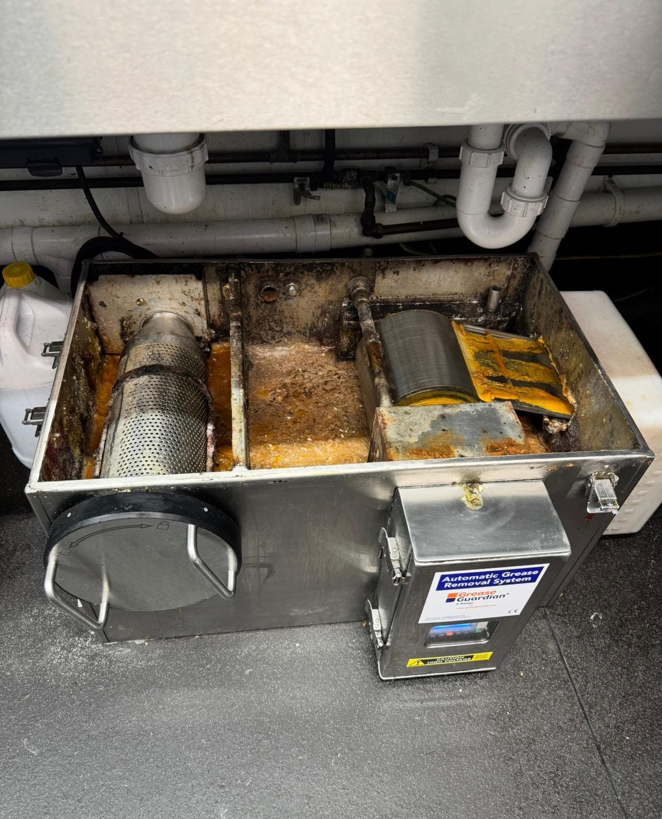 Grease trap before cleaning